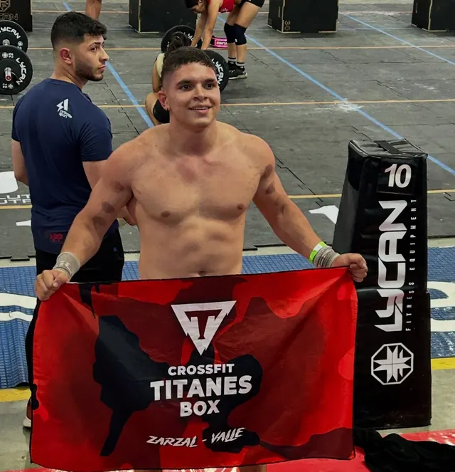 Atleta de Titanes Box con la bandera del box en una competencia de CrossFit
