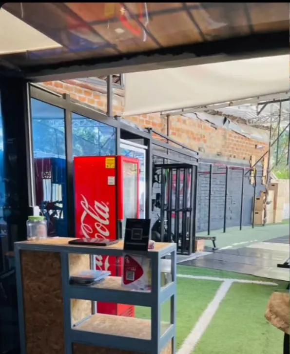 Zona de recepción y turf del box