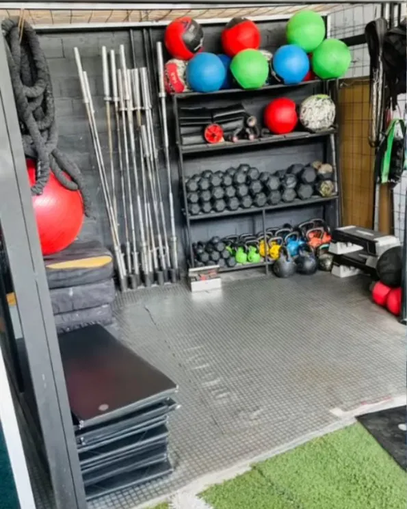 Rack de balones medicinales y barras