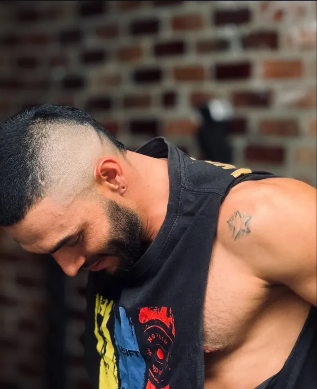 Retrato de un atleta de Titanes Box frente a un muro de ladrillo
