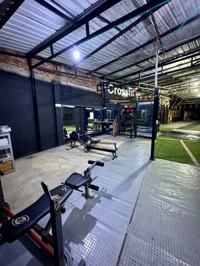 Remo de aire y bancas de entrenamiento en Titanes Box